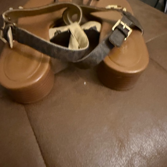 Michael Kors Brown Sandals with T-Strap Design - Picture 4 of 4